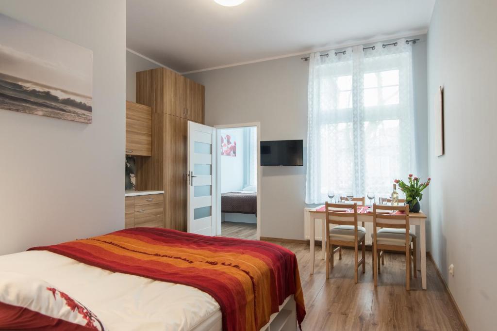 索波特Sopot Host Patio的卧室配有一张床和一张桌子及椅子
