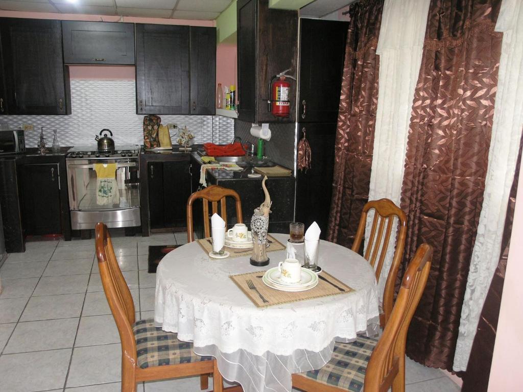 San JuanChateau Cherbrand的带桌椅的厨房以及带桌椅的厨房。