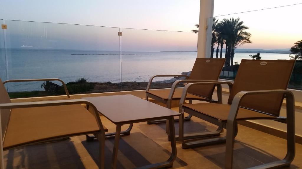 皮尔瓦利亚Periyiali Beach Sunset Suite A7的海景客房 - 带椅子和桌子