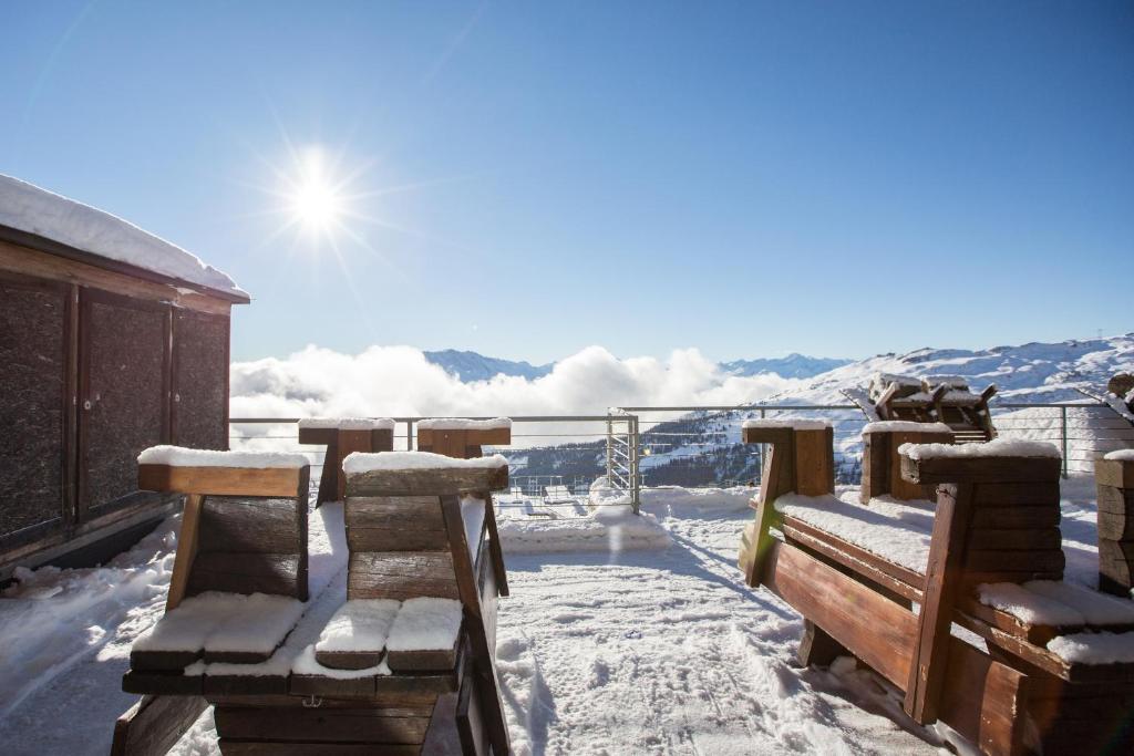 弗利姆斯拜格豪斯纳根斯旅舍的山景阳台上设有雪盖长凳