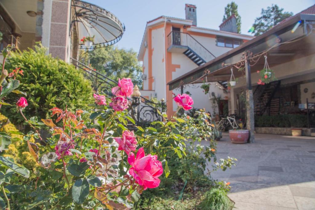 敖德萨蒙特利尔宾馆的一座花园,花园内有粉红色的玫瑰和摩天轮