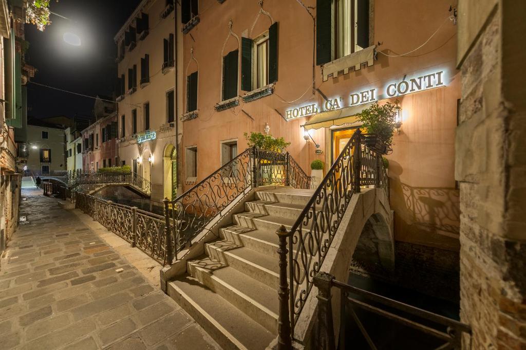 威尼斯卡德康缇酒店的夜晚在建筑物前面的楼梯