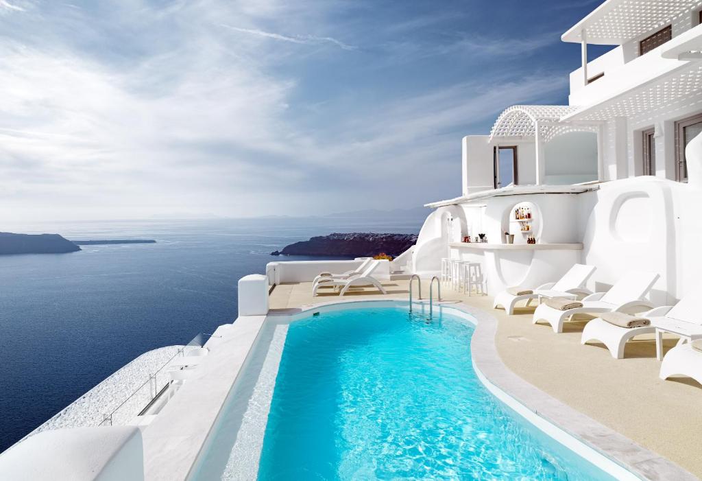 易莫洛林索罗斯度假酒店的一座位于海边的别墅边的游泳池
