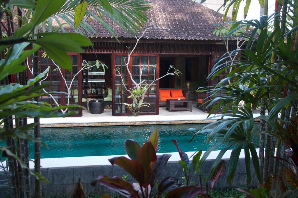 乌布塔曼拉哈希亚热带保护区和Spa的房屋前有游泳池的房子