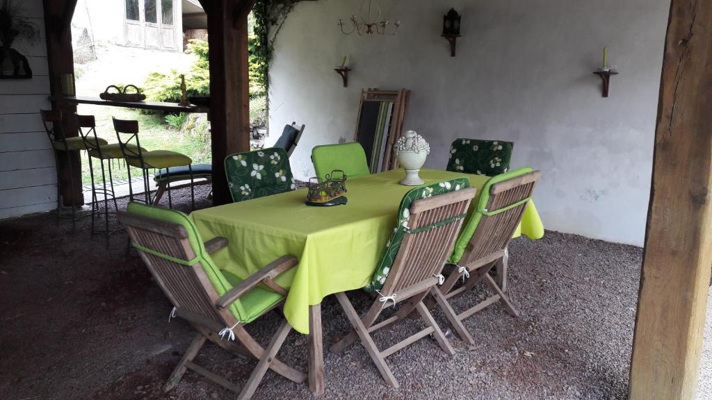 莫尔莱Maison dans un environnement boisé très calme的桌椅、绿桌和椅子