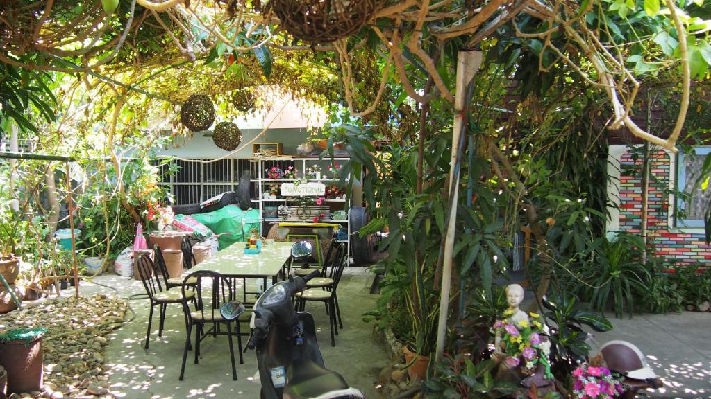 北碧班山民宿的花园设有桌椅和植物