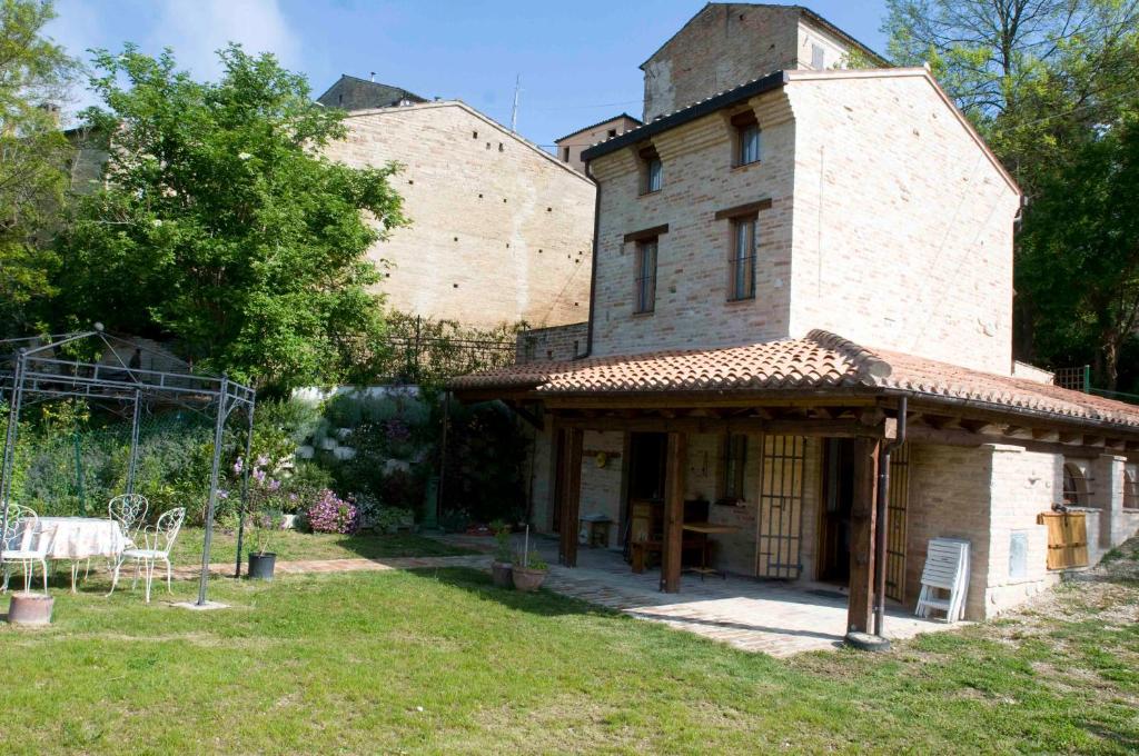 MontegiorgioCasa della Strega的院子内有桌子的房子