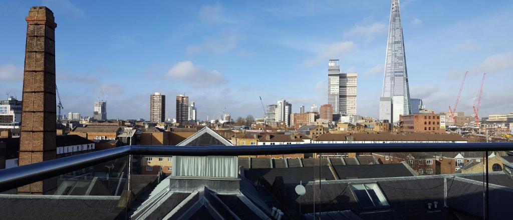 伦敦玛尔亭斯塔楼桥公寓的阳台享有城市美景。