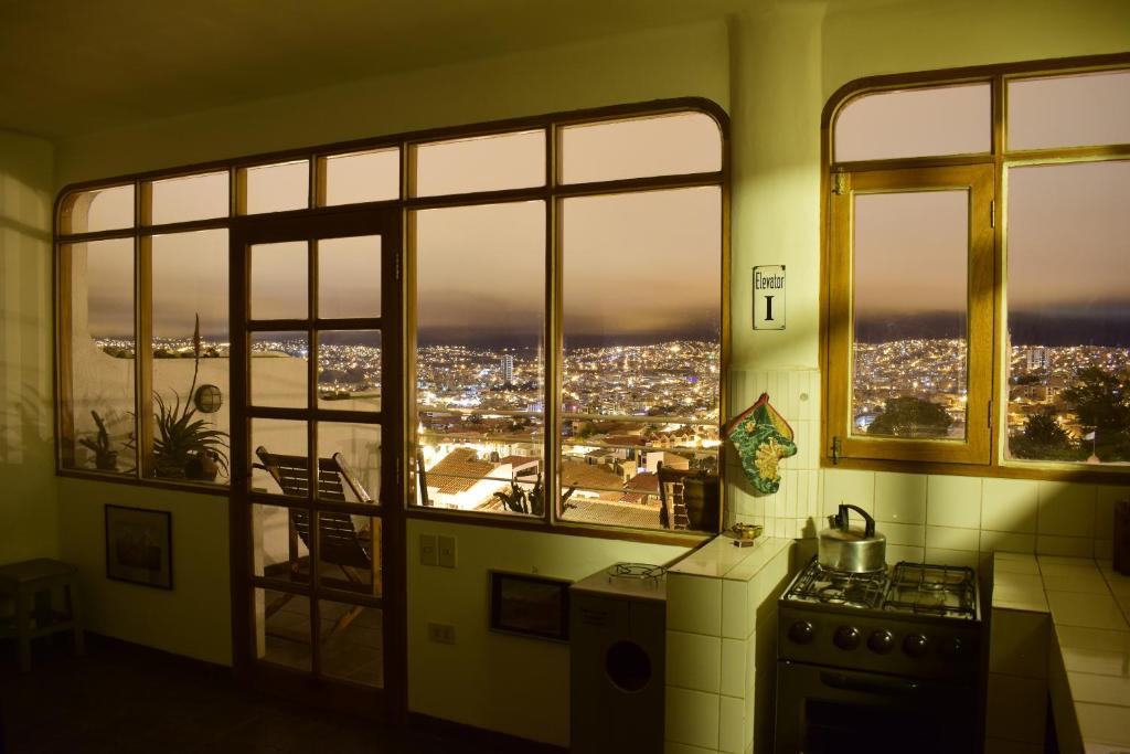 苏克雷Bella Vista El Tronco的厨房设有窗户,享有城市美景。