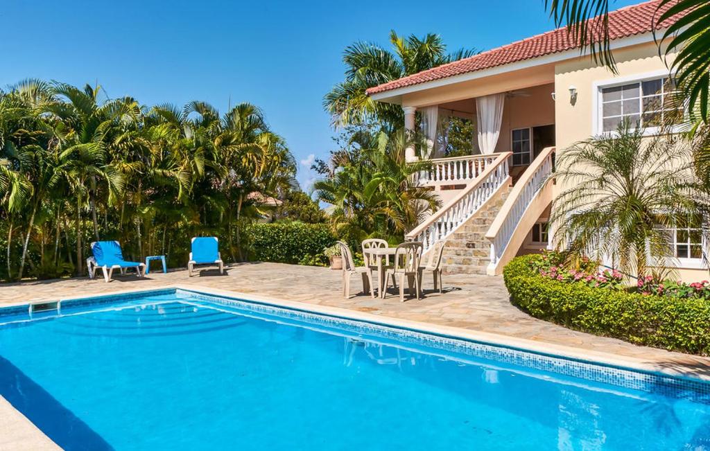 苏莎亚Hispaniola Residencial的一座带游泳池和房子的别墅