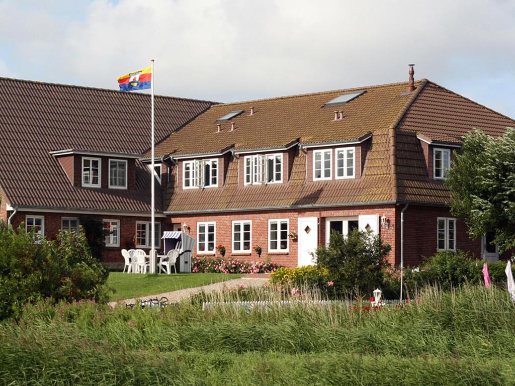 佩尔沃姆Friesenhof的前面有旗帜的房子