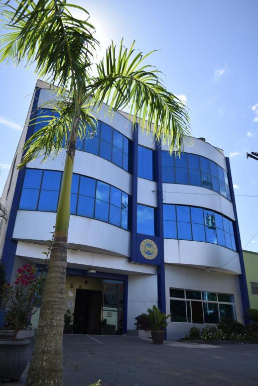 吉巴拉那Hotel Sul Real的一座建筑前的棕榈树