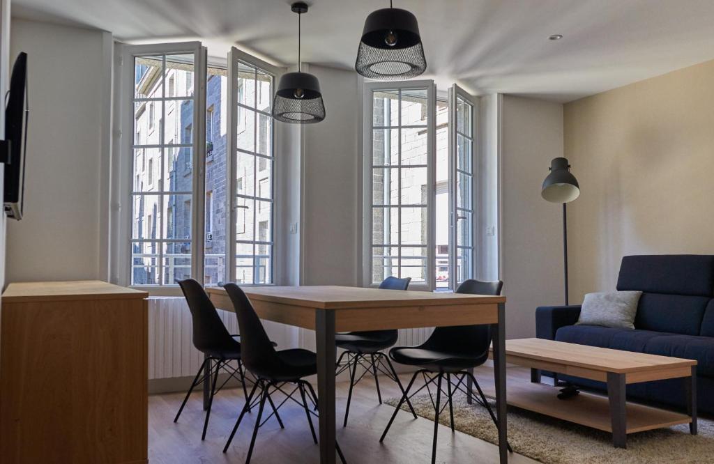 圣马洛L'Annexe的客厅配有桌椅和沙发