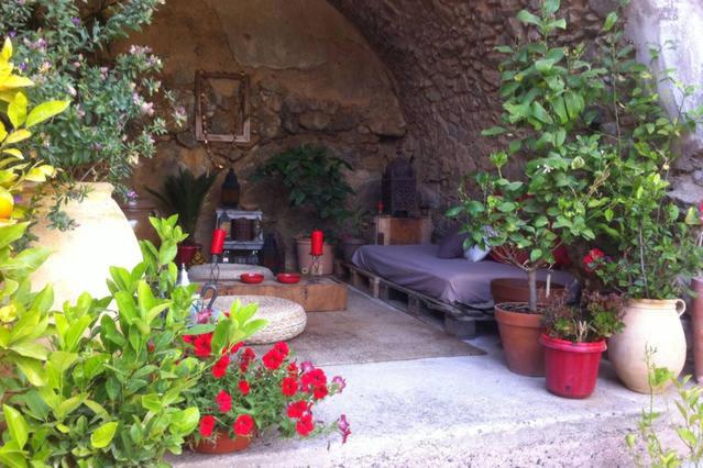 科尔巴拉Chez Caro的一间设有床铺、盆栽植物和鲜花的房间