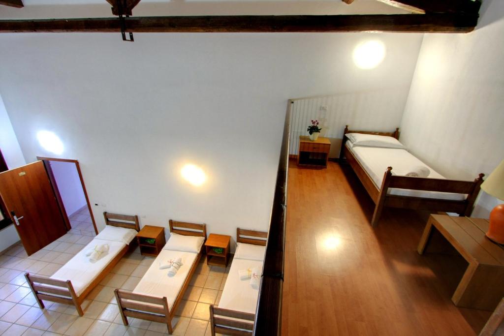 卡利亚里滨海旅馆 的享有高空美景,设有一张床和椅子