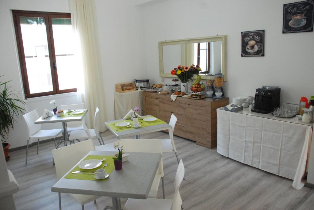 克罗托内La Fortezza的一间带桌椅的客厅和一间厨房