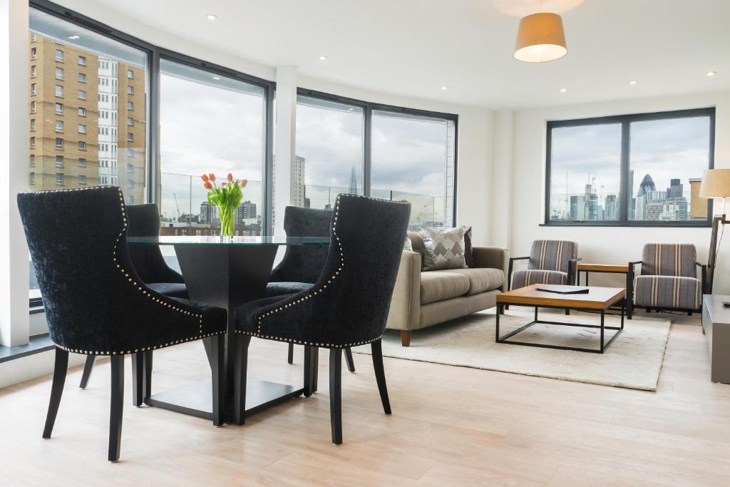 伦敦阿尔德盖特城市公寓的客厅配有桌椅和沙发