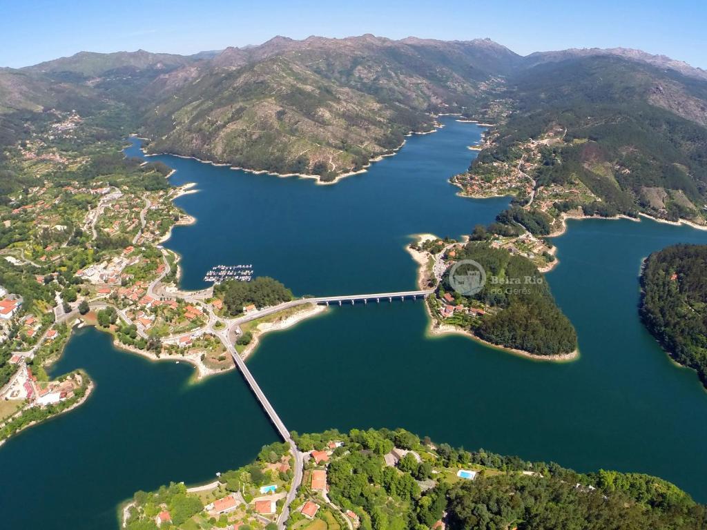 吉尔斯Beira Rio do Gerês的空中湖景,上方有一座桥