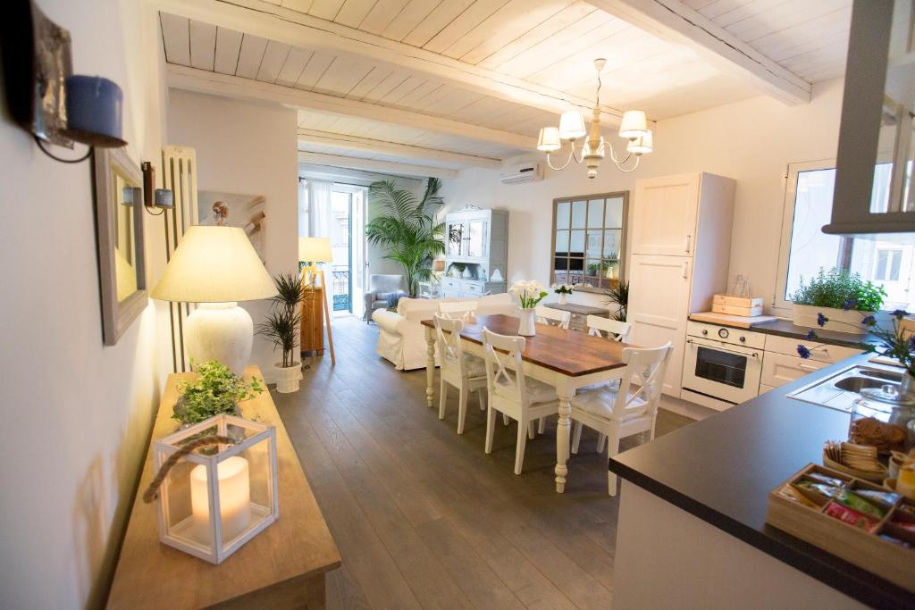 切法卢Azzurro B&B的厨房、带桌子的客厅和用餐室