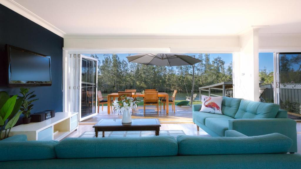 苏塞克斯入口The River Retreat的客厅配有蓝色的沙发和桌子