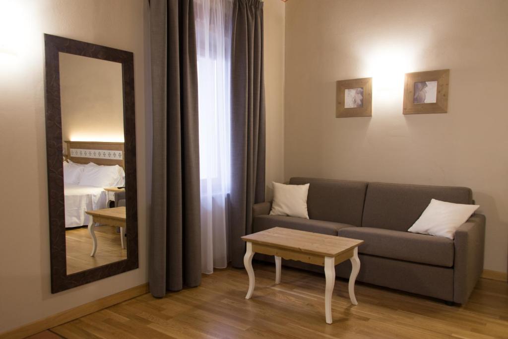 洛迪赛斯蒙内斯酒店的带沙发和镜子的客厅