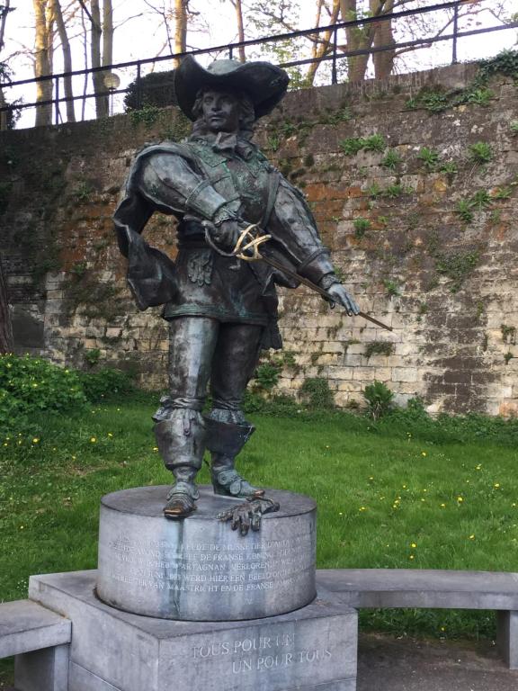 马斯特里赫特Artagnan的站在底座上的男人的雕像