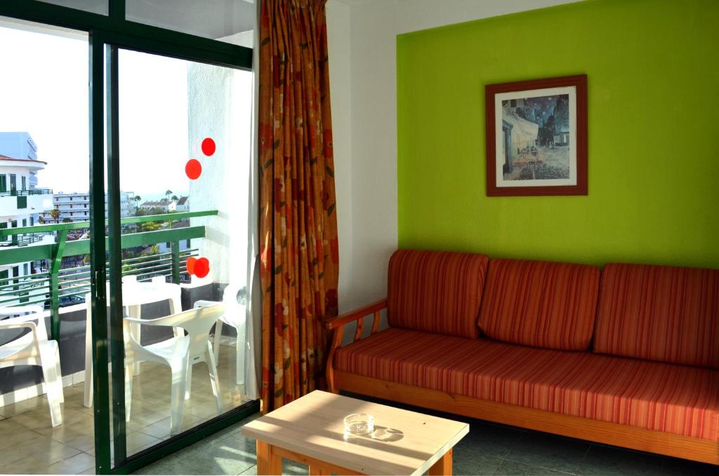 英格兰海滩绿色公园公寓酒店的客厅设有红色沙发和绿色的墙壁