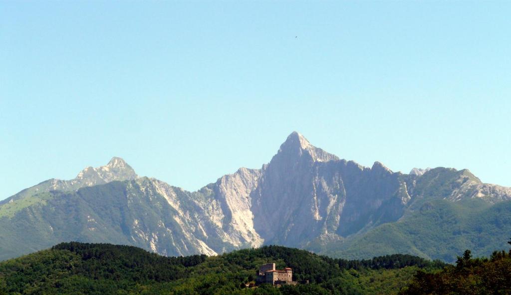 菲维扎诺Albergo Il Sicomoro的山间,前面有房子