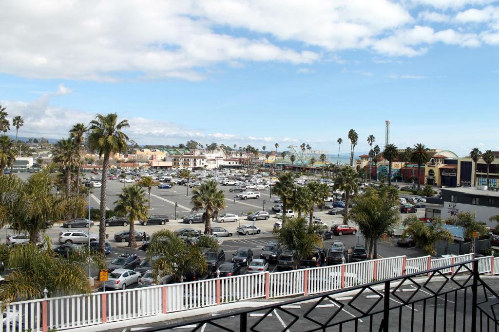 圣克鲁兹海滩栈道和保龄球馆旁菲尔赛德汽车旅馆的享有停车场的景色,停车场内有汽车和棕榈树