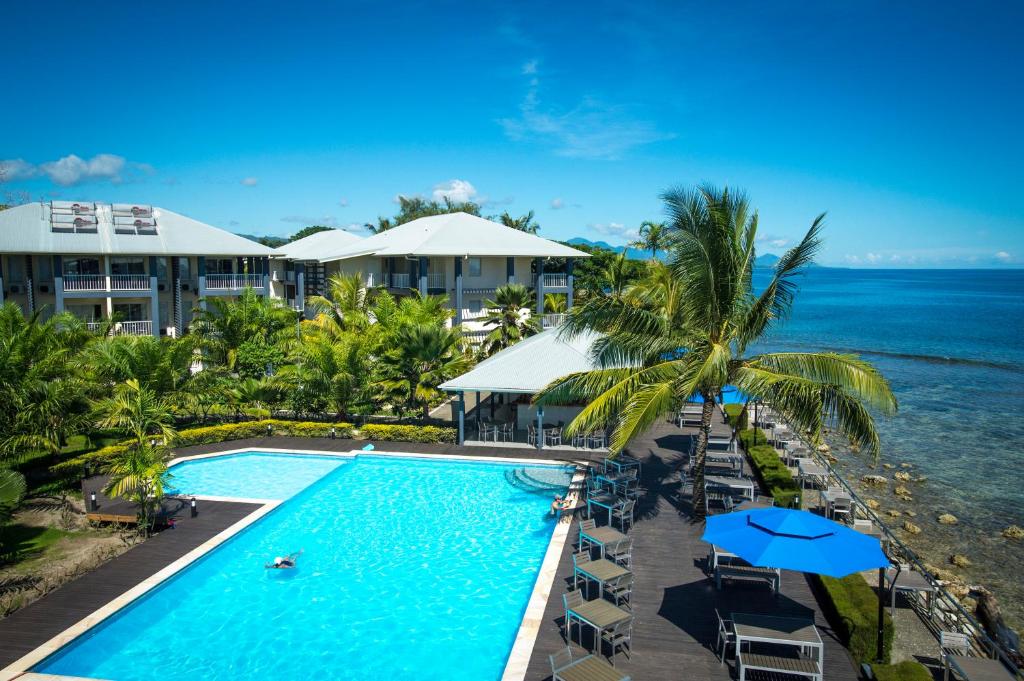 霍尼亚拉遗产公园酒店的享有度假胜地的空中景致,设有游泳池和海洋