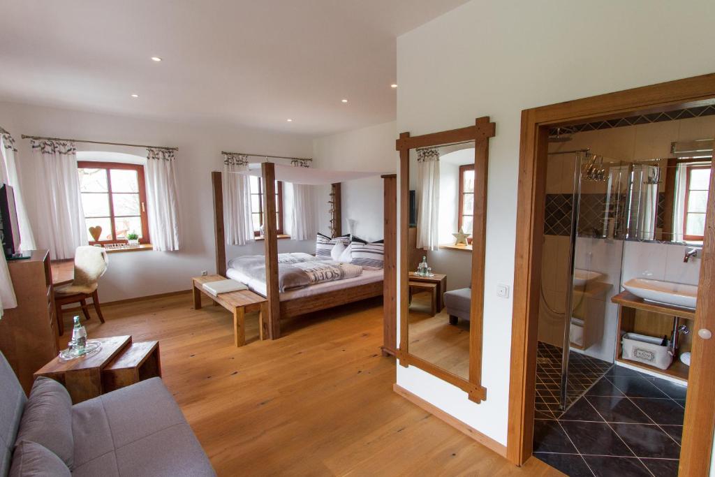 Riedering阿尔本布利克酒店的一间卧室设有一张床和一间客厅。