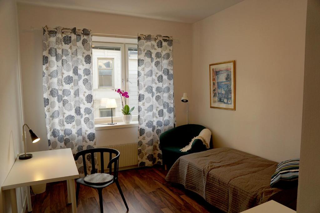 哈诺桑德米特艾哈诺萨德STF酒店的小房间设有床和窗户