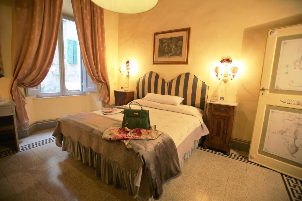 锡耶纳B&B Le Aquile的一间卧室,配有一张带绿袋的床