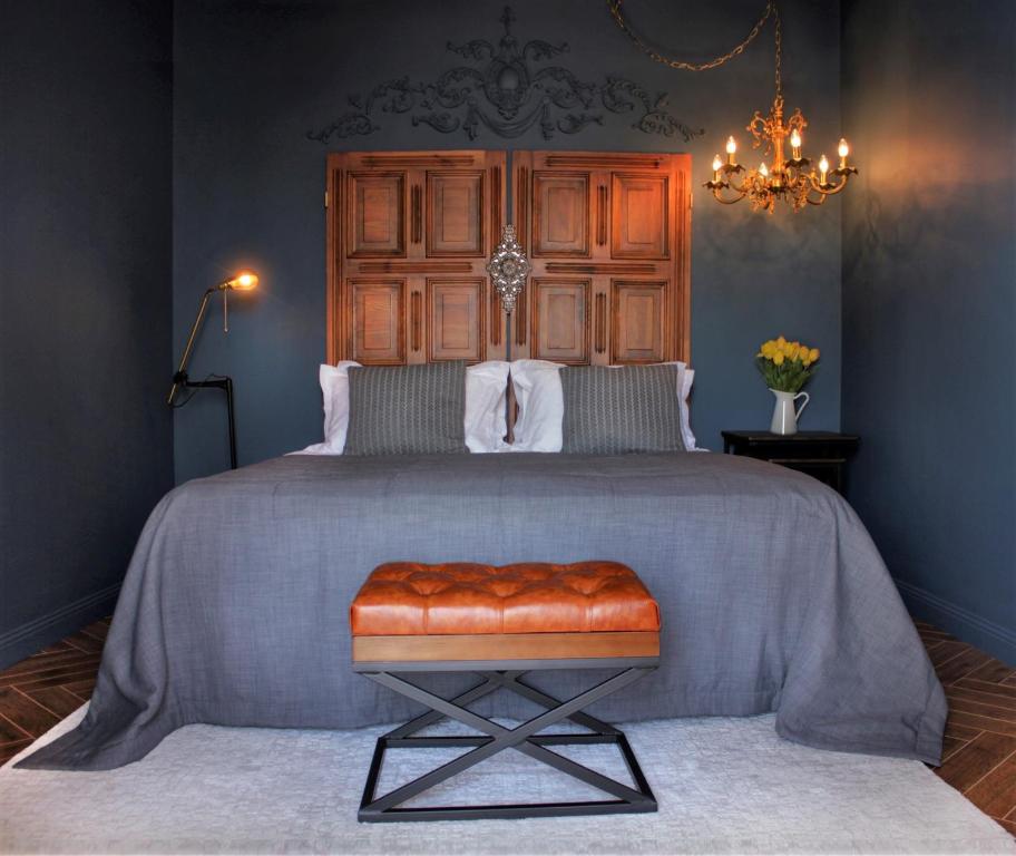 加格拉Boutique Hotel Apsuana Rose的一间卧室配有一张大床和木制床头板
