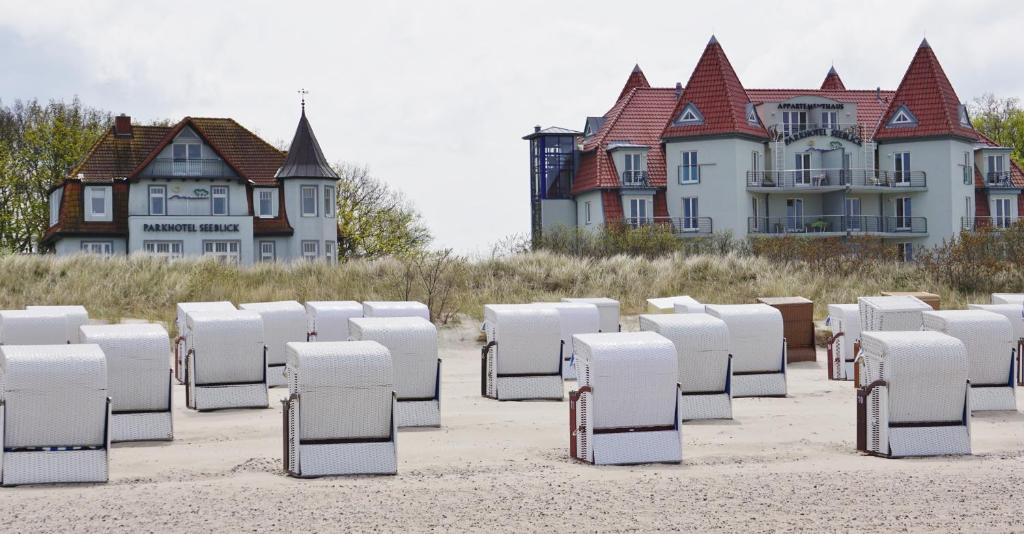 瓦尔内明德希布里克公园酒店的一堆椅子坐在房子前面的沙子里