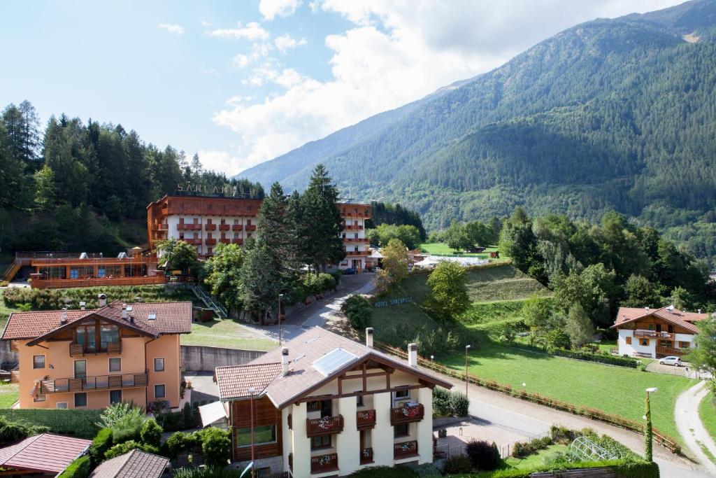 迪马罗Hotel Sancamillo的享有山脉村庄的空中景致