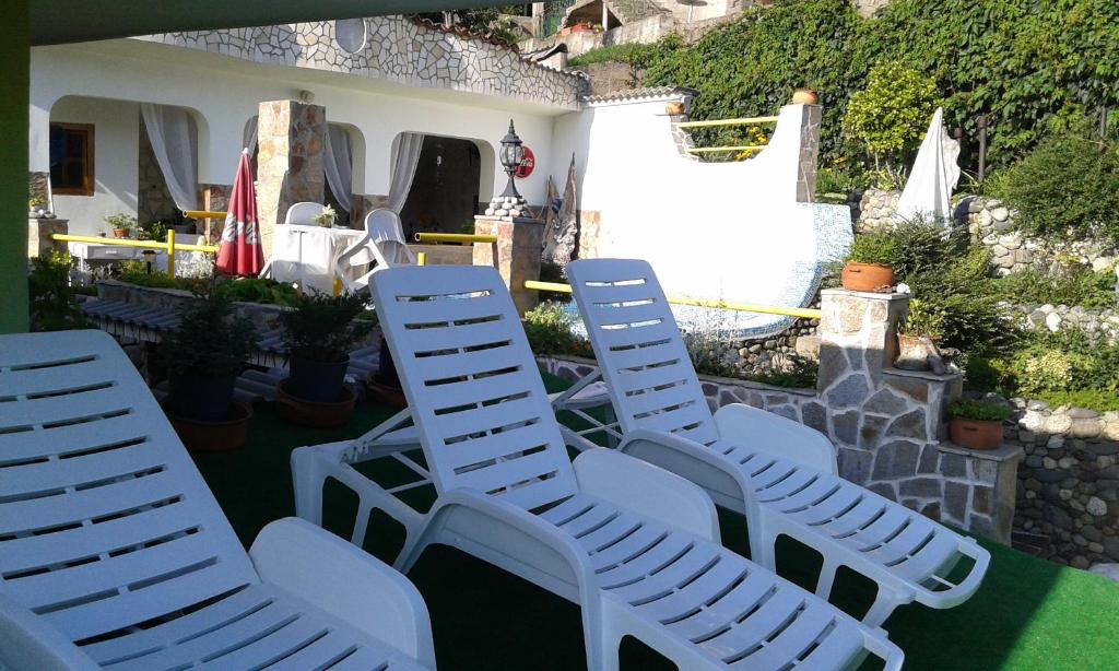 卡洛费尔果罗佳诺瓦旅馆的坐在庭院里的一组白色椅子