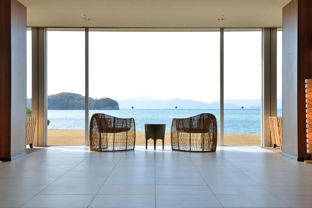 土庄町小豆岛国际酒店的海景客房 - 带椅子