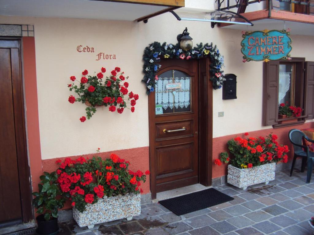 DantaLa casa di Beppe appartamento的通往红花和植物餐厅的门