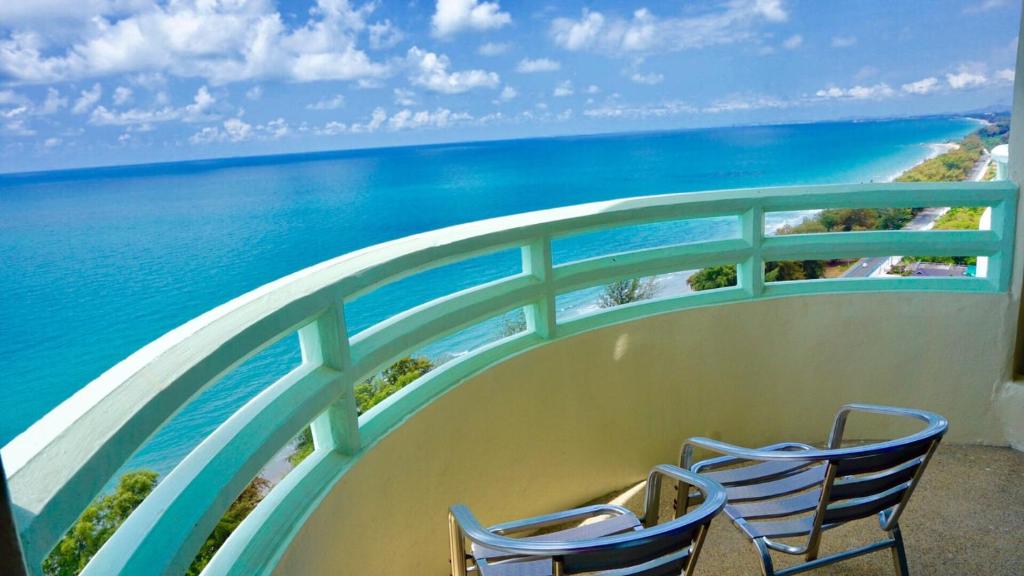 班佩410罗勇贵宾公寓的两把椅子坐在一个俯瞰着大海的阳台