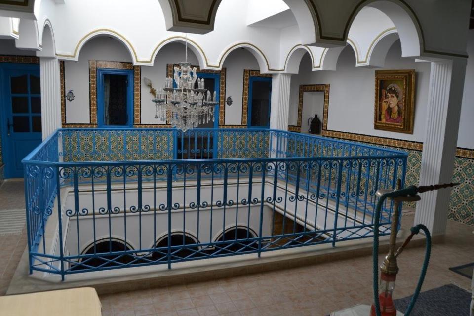 比塞大Dar El Kasba Bizerte的大堂设有蓝色栏杆和吊灯