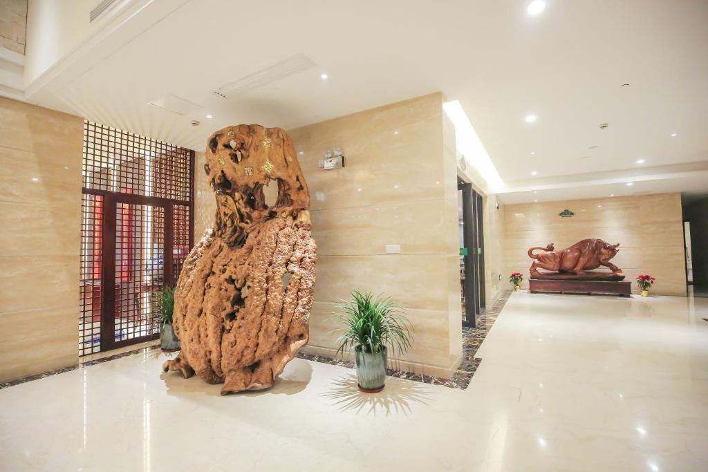 上海新爵加一酒店的大堂中央设有大型木熊雕像