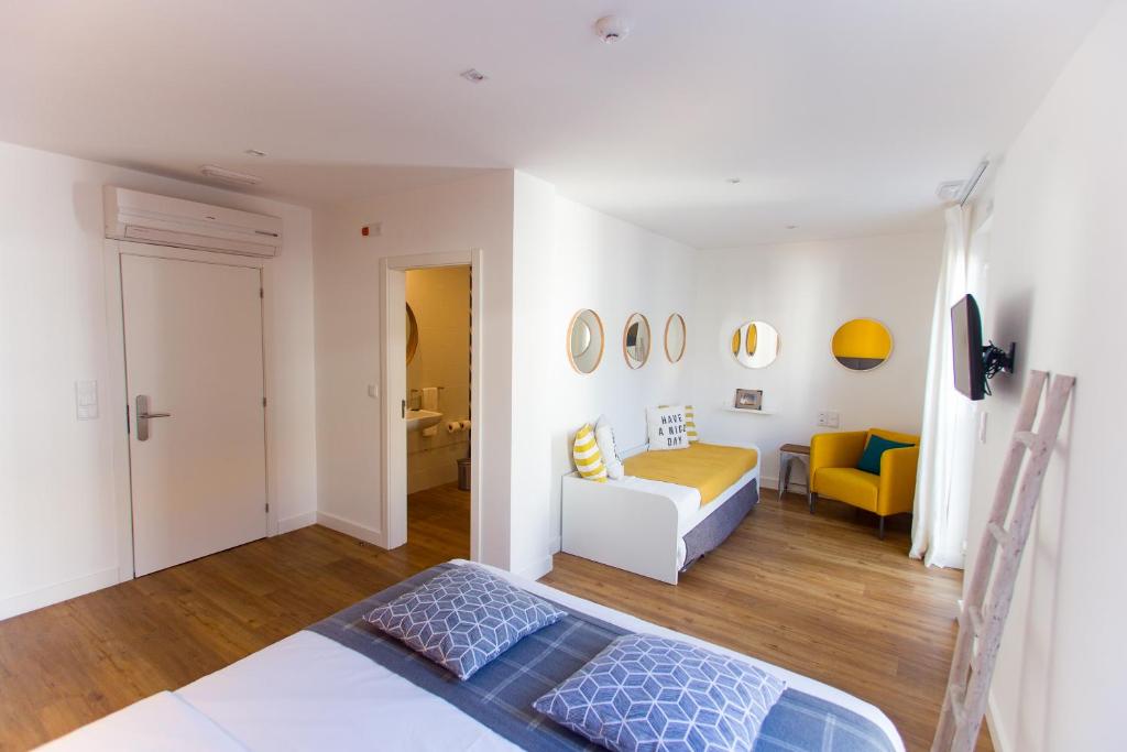 阿威罗Aveiro Rossio Bed & Breakfast的一间卧室设有一张床和一间客厅。