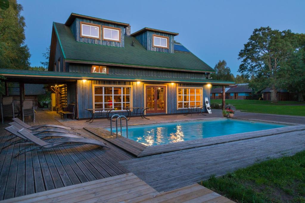 卡布里Tuisuliiva Holiday House的房屋前有游泳池的房子