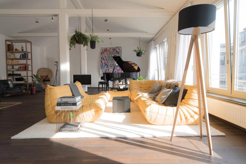 魏玛Weimar Central Artist Loft - 120 m2的客厅配有两张沙发和一张桌子