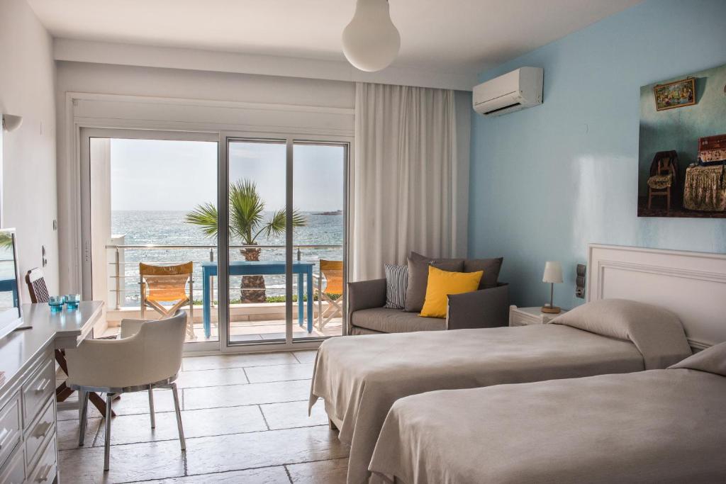 卡法斯西德拉托公寓的酒店客房设有两张床,享有海景。
