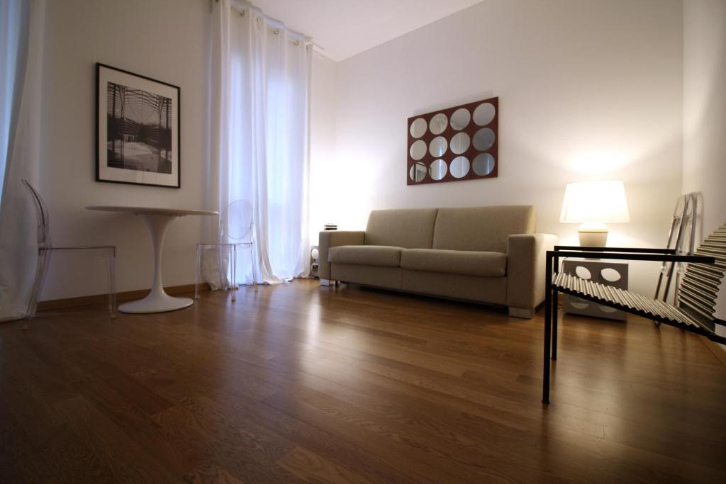 米兰布雷拉 - 菲奥里基亚里查尔梅公寓的客厅配有沙发和桌子