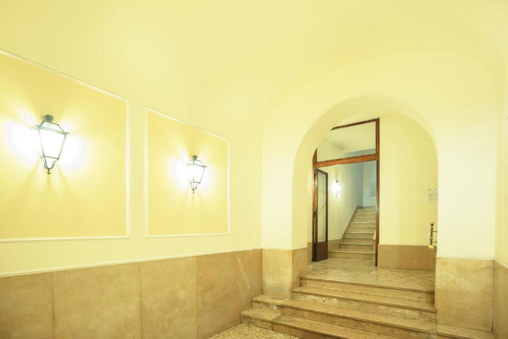 罗马加尔勒尔B＆B酒店的走廊上设有楼梯和墙壁上的灯