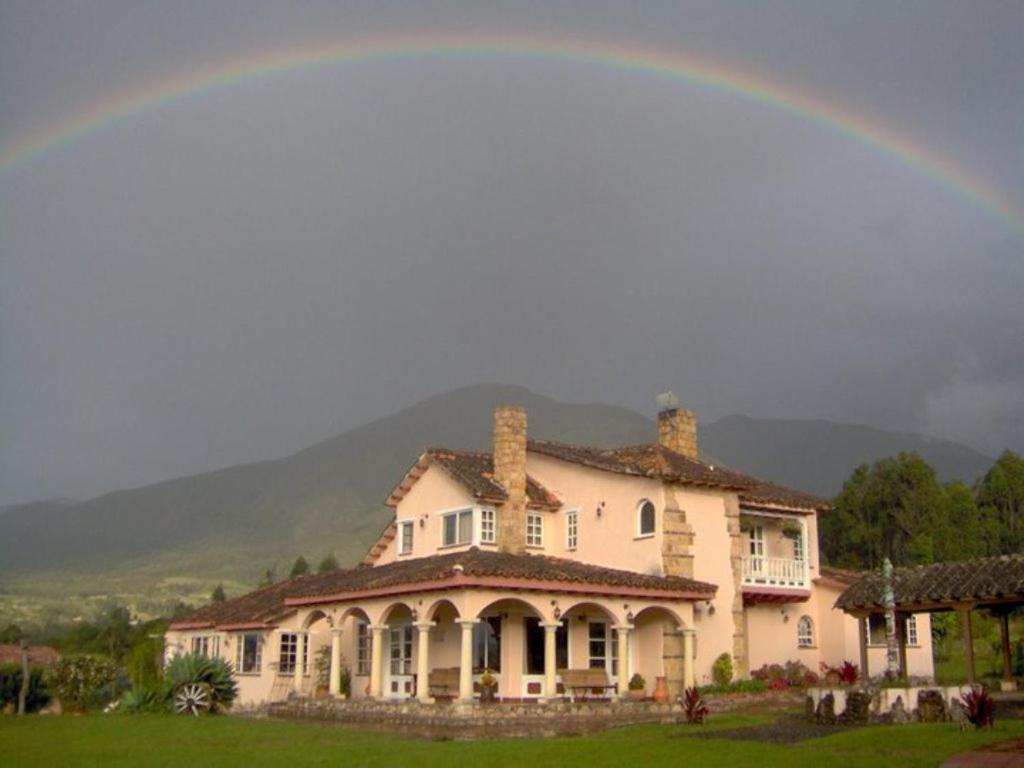 莱瓦镇Hacienda El Pinar del Viento的一座大房子的彩虹