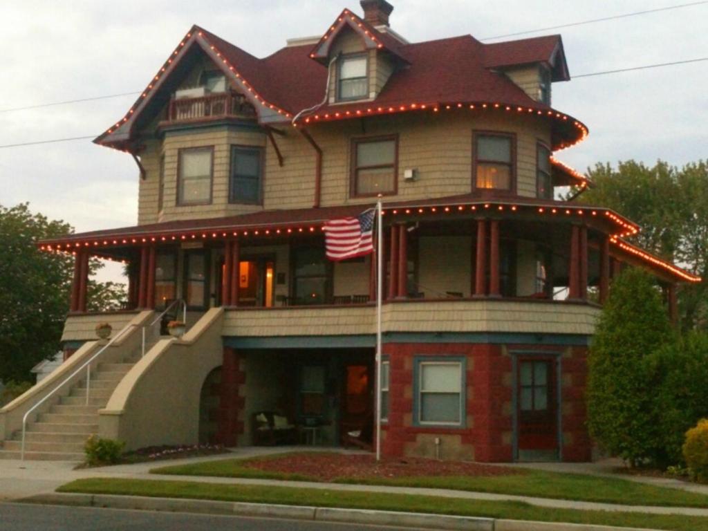 北怀尔德伍德2310 Central Avenue的一座大房子,上面有美国国旗